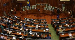 Kosova'da yeni milletvekillerinin yemin edeceği oturum iptal edildi