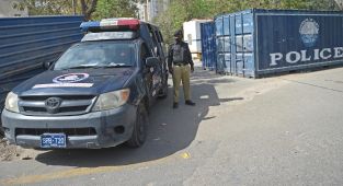 Pakistan'da bombalı saldırıda 3 polis öldü, 19 kişi yaralandı