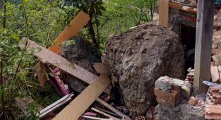 Rize'de meydana gelen heyelanda bir ev zarar gördü