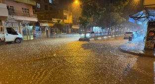 Siirt'te sağanak: Cadde ve sokakları su bastı