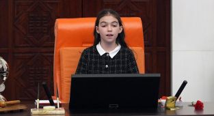 TBMM çocuk özel oturumunu 4. sınıf öğrencisi Berra Koramaz yönetti