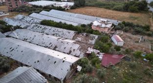 Antalya'da hortum evlerin çatıları ile seralara zarar verdi