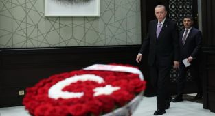 Bahçeli, Kabine Toplantısı'na 102 gül gönderdi