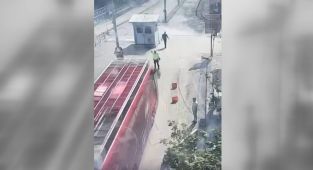 CHP’nin şoförünün polisin üzerine otobüs sürdüğü anlar kamera
