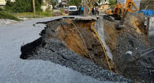 Gaziosmanpaşa'da yol çöktü