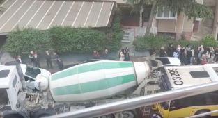 İETT otobüsü ile beton mikseri çarpıştı, trafik yoğunluğu oluştu