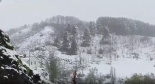 İlkbaharda kış geri döndü: Erzurum'a lapa lapa kar yağdı