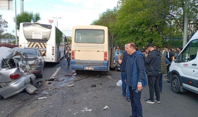 İşçi taşıyan minibüs ışıklarda bekleyen araçlara çarptı: 14 yaralı