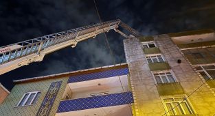 İstanbul'da 7 katlı binanın çatısında yangın