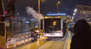İstanbul'da metrobüs yangını: Seferler aksadı
