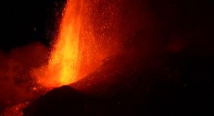 İtalya'da Etna Yanardağı yoğun şekilde kül ve lav püskürttü
