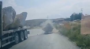 Kamyondan düşen mermere çarpmaktan son anda kurtuldu
