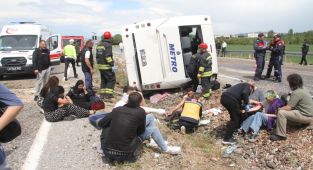 Konya'da yolcu otobüsü devrildi: 13 yaralı