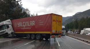 Mersin'de bariyere çarpan tır ulaşımı aksattı