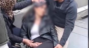 Metro istasyonunda üzerine reklam panosu düşen kadın yaralandı