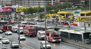 Metrobüse başka bir metrobüs çarptı