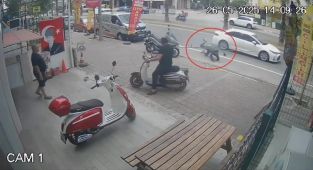 Omzundaki borular araca çarpınca kendini yerde buldu