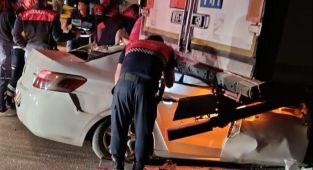 Park halindeki tıra çarptı: 2 ölü