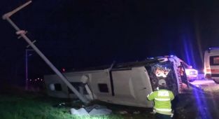 Van'da yolcu otobüsü devrildi: 28 yaralı