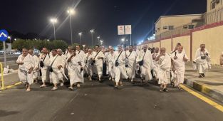Arafat vakfesini tamamlayan hacılar Müzdelife'ye geçti
