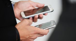 Bilim insanları, eski telefonlardan altın çıkarmanın yolunu buldu