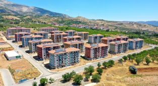 Depremzedeler bayramı yeni yuvalarında karşıladı