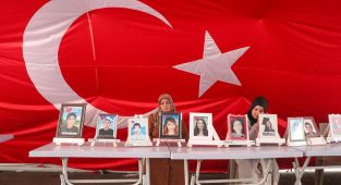 Diyarbakır anneleri bayramda da evlatları için nöbette