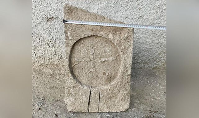 Durdurulan otomobilden Bizans dönemine ait mezar steli çıktı