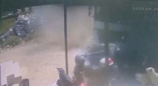 Ehliyetsiz sürücünün kullandığı kamyon iş yerlerine daldı