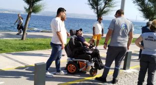 Engelli bir birey başıboş köpeklerden korkup direğe çarptı