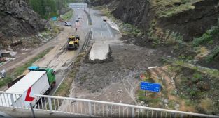 Erzurum Artvin karayolunda heyelan