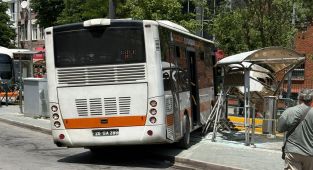 Eskişehir'de sürücüsü fenalaşan belediye otobüsü tramvay durağına çarptı