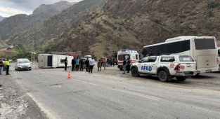 Hakkari'de midibüs devrildi: 12 asker yaralı