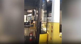 İETT otobüsü başka bir İETT otobüsüne çarptı