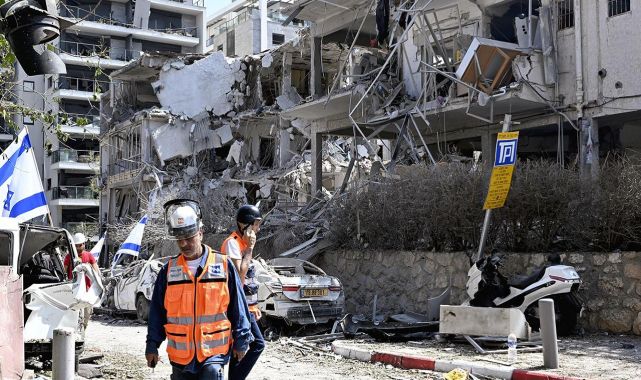 İsrailli Belediye Başkanı: İran'dan atılan füzelerin isabet ettiği şehrimizdeki hasar akıl almaz boyutta