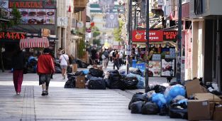 İzmir'deki grev 4'üncü gününde: Çöpler yollara taştı