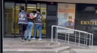 Kadıköy'de kaza sonrası tartıştığı sürücüyü darbeden şüpheli yakalandı