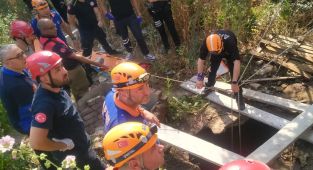 Karabağlar’da kuyuya düşen anne ve 2 çocuğu kurtarıldı