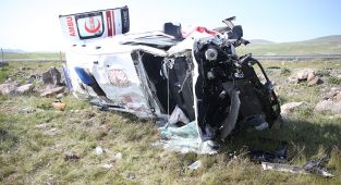 Kars'ta ambulans şarampole devrildi: 4 sağlıkçı yaralandı