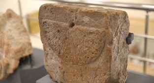 Kazılarda bulunan yaklaşık 1000 yıllık güneş saati görücüye çıktı