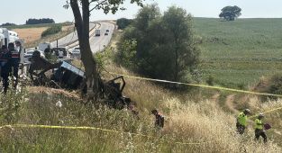 Kontrolden çıkan araç ağaca çarptı: 2'si çocuk 5 kişi yaşamını yitirdi
