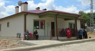 Köy tipi kalıcı konutlar hak sahiplerine teslim ediliyor