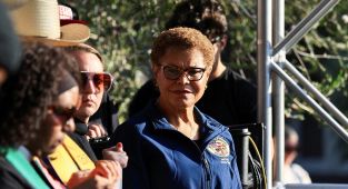 Los Angeles Belediye Başkanı Bass, korkunun silah olarak kullanılmasına izin vermeyeceklerini belirtti
