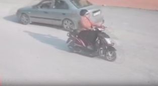 Motosikletten düşen kadına başka bir motosiklet çarptı