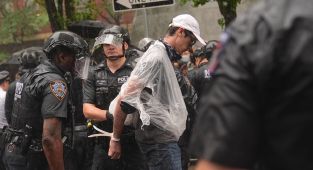 New York'ta göçmenlere destek gösterisinde onlarca protestocu gözaltına alındı