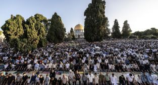 On binlerce Müslüman bayram namazını Mescidi Aksa'da kıldı