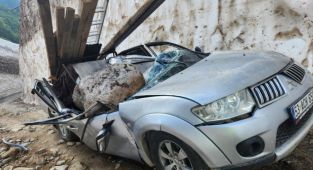 Rize'de kamyonetin üzerine kaya parçası düştü: 1 ölü, 2 yaralı