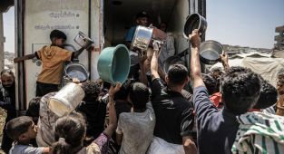 Soykırımcı İsrail, Gazze'de yine yardım bekleyenleri hedef aldı: 20 Filistinli hayatını kaybetti