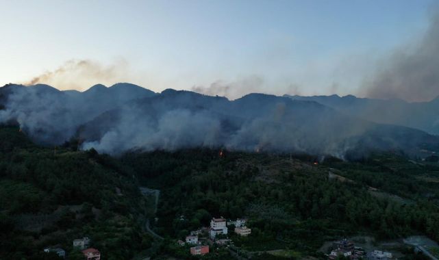 Aliağa'da mera ve ormanlık alanda çıkan yangın kontrol altında