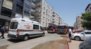 Antalya'da evde çıkan yangında dumandan etkilenen 10 kişi hastaneye kaldırıldı